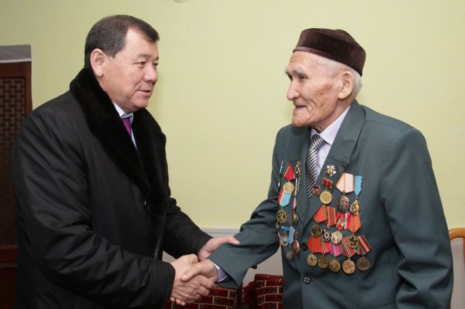 Аким Жамбылской области поздравил ветерана с Новым годом
